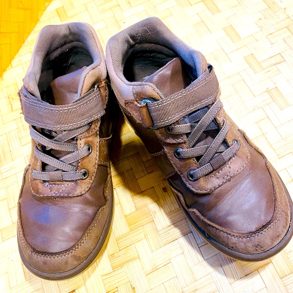 Child size 11w sturdy walking or hiking shoes. Used in good condition. SKU#BG3